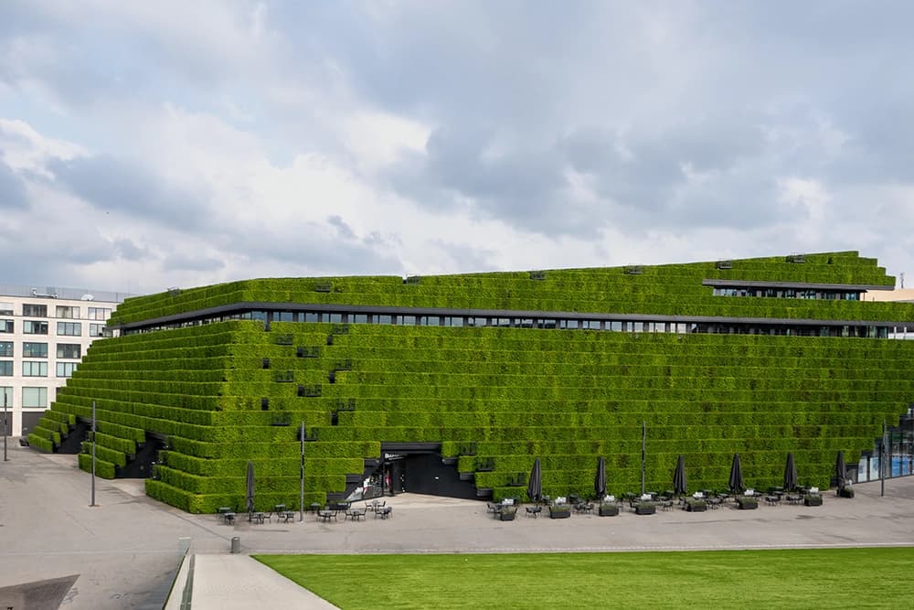 Augen lasern in Düsseldorf: grün bewachsenes Gebäude in Düsseldorf.
