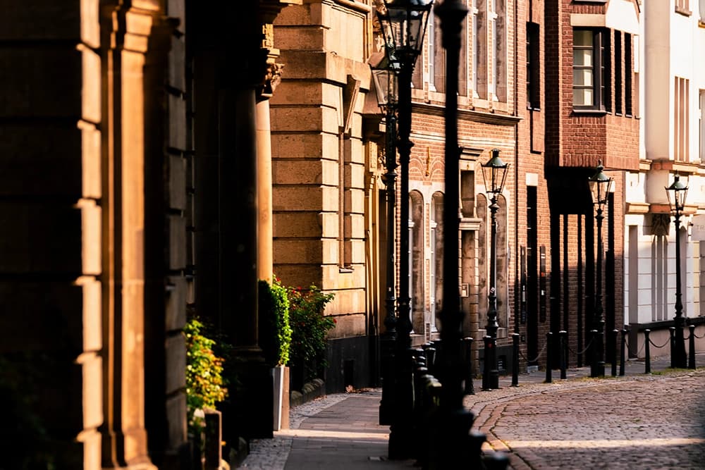Augen lasern in Düsseldorf: Licht und Schatten in der Altstadt Düsseldorf.