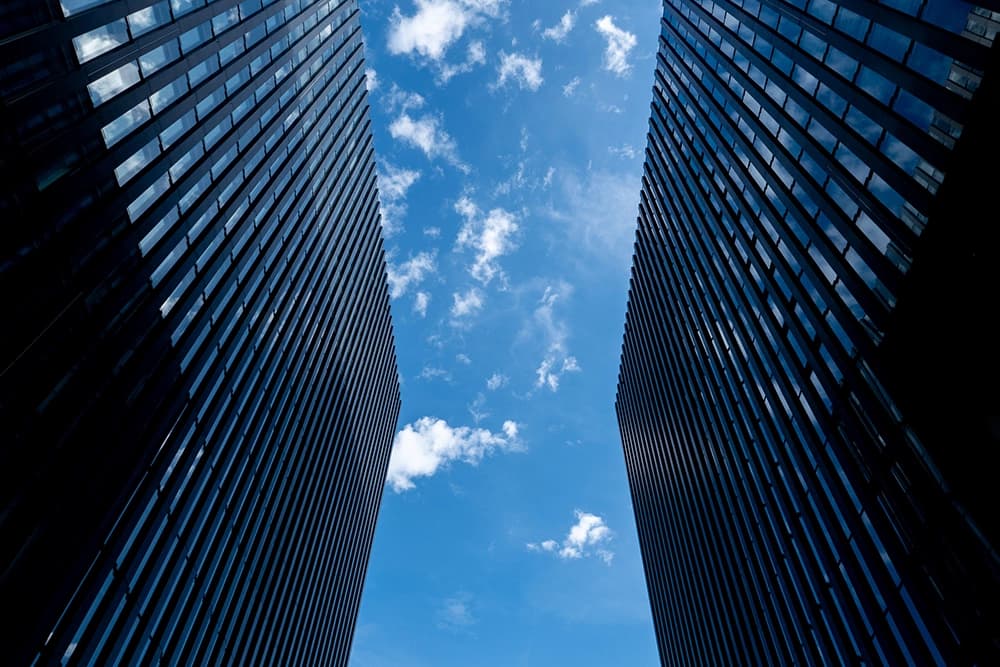 Augen lasern in Düsseldorf: Identische Gebäude im Medienhafen ragen in den Himmel.