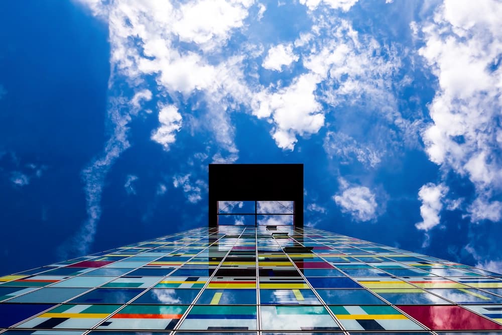 Augen lasern in Düsseldorf: Gebäude im Medienhafen.