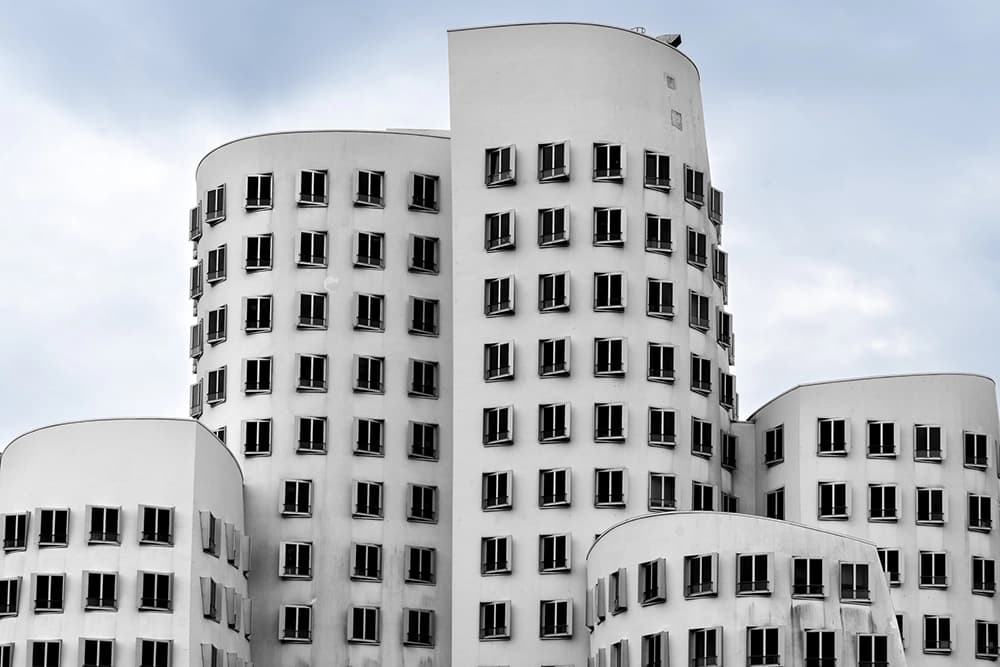 Augen lasern in Düsseldorf: Weiße Gebäudegruppe im Medienhafen in Düsseldorf.